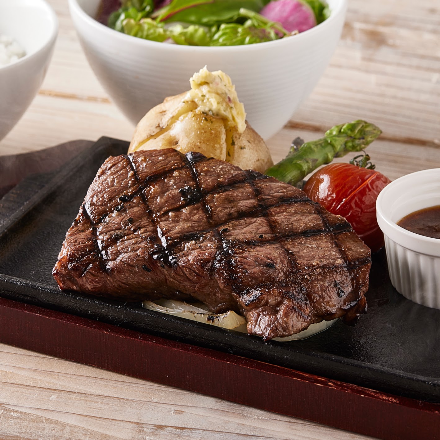 炭火で調理した「本格グリル料理」