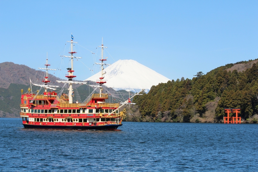 富士山と鳥居と海賊船